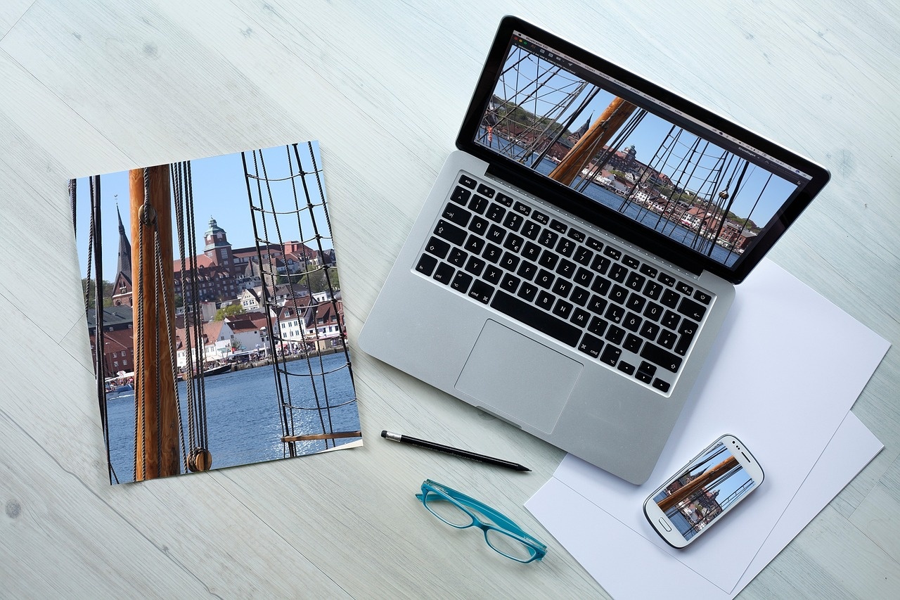 Digitaler Arbeitsplatz mit UI-Entwürfen